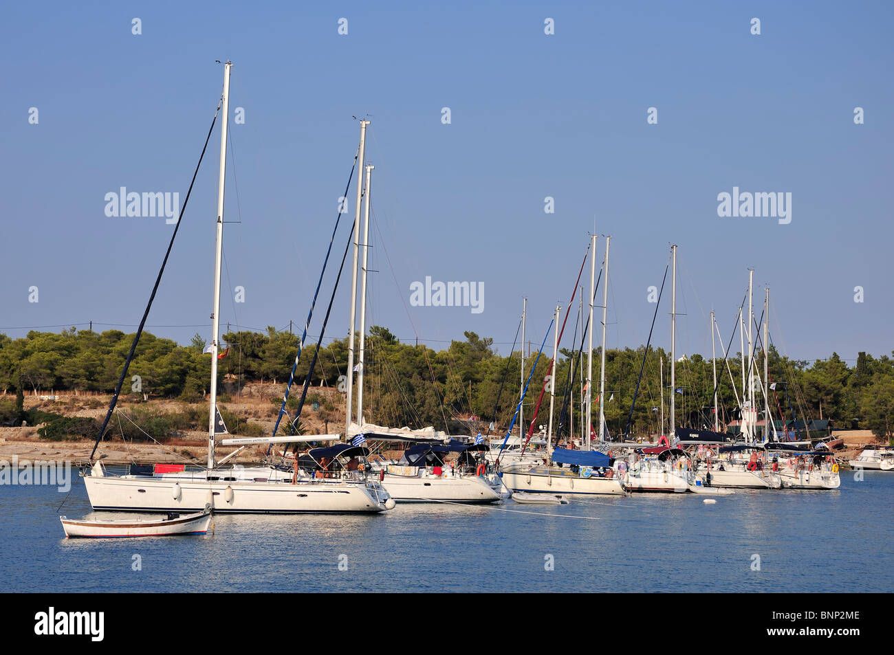 Segelyachten am alten Hafen, Spetses-Stadt, Insel Spetses, Griechenland Stockfoto