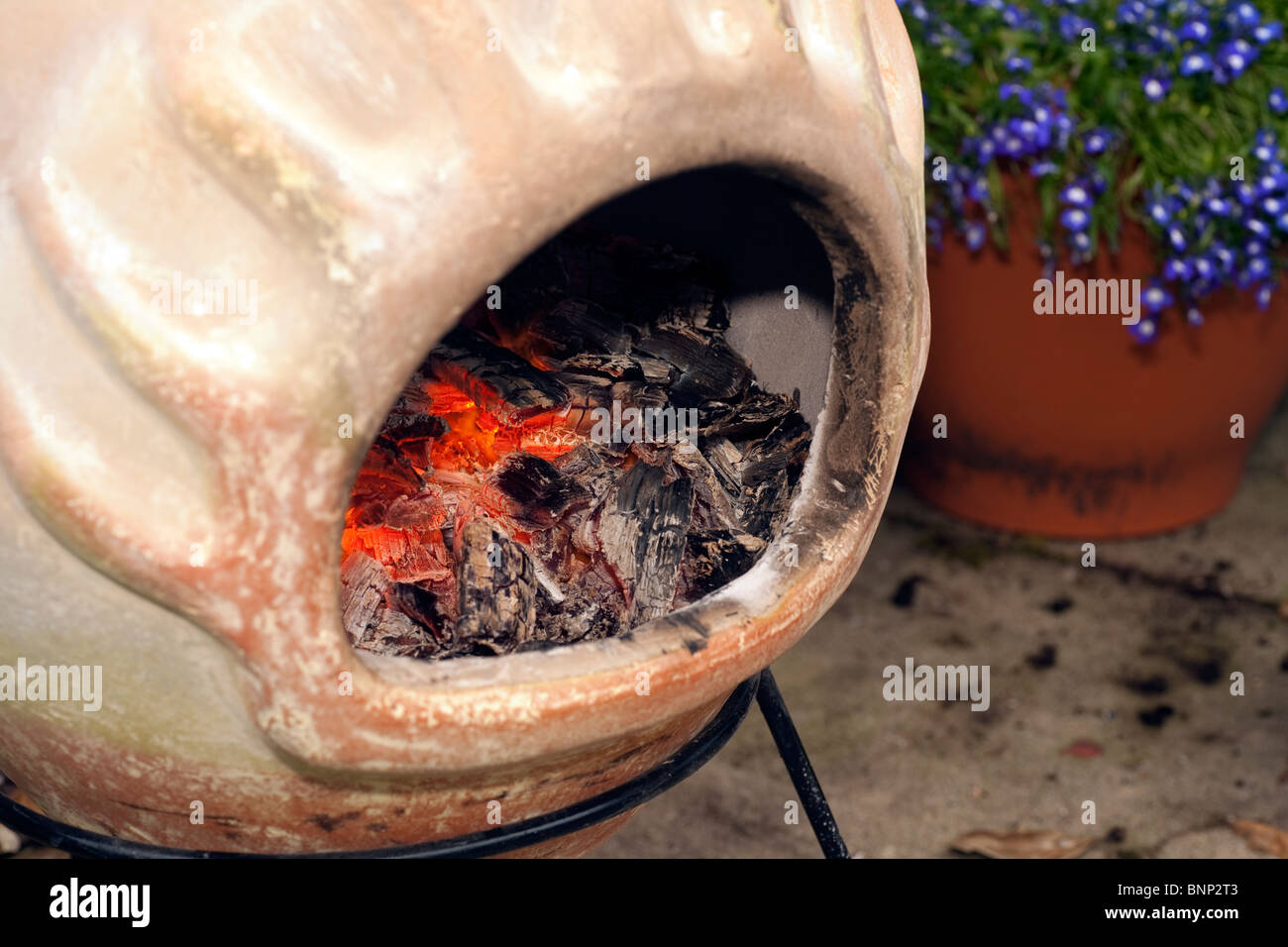 Glut im inneren Garten chimenea Stockfoto Glut im inneren Garten chimenea Stockfoto