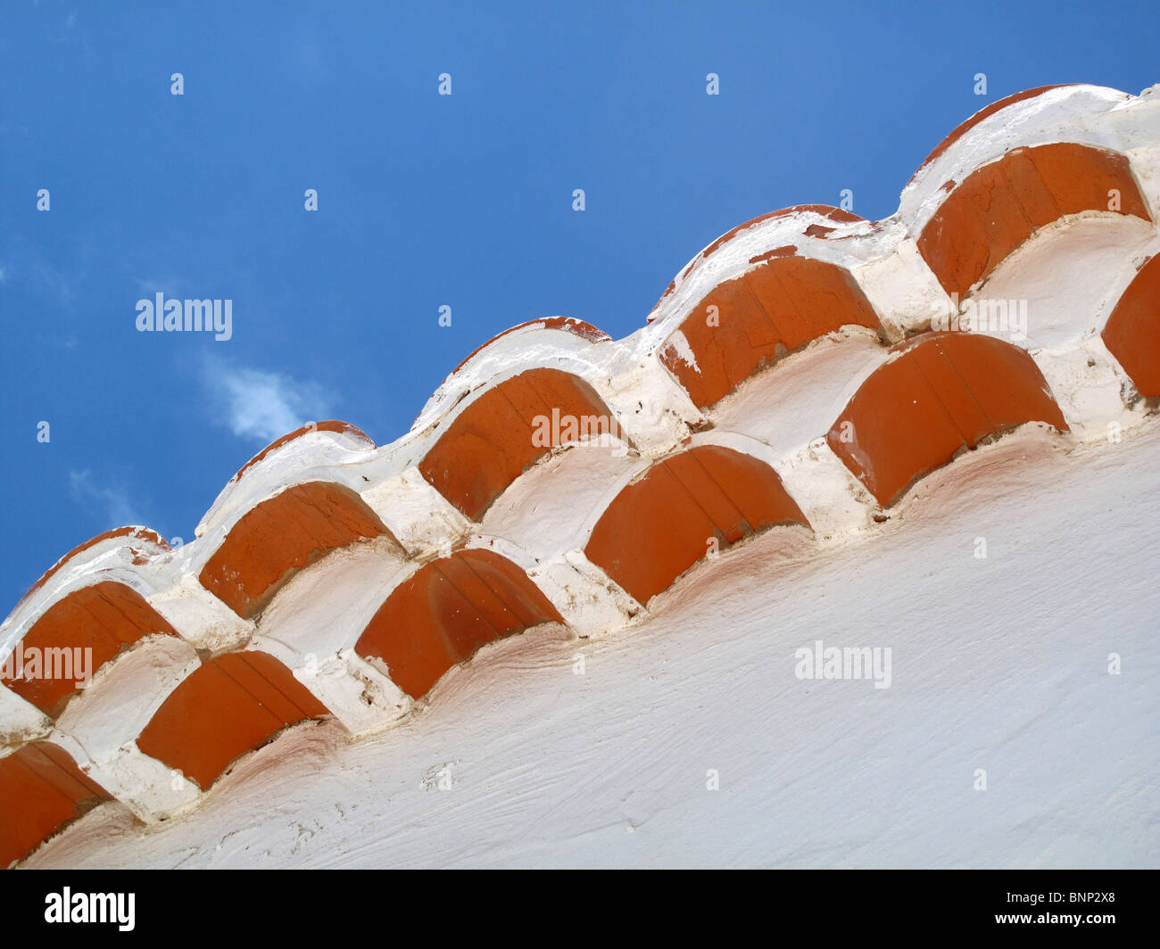 Clay Flachdachziegel Dach Randdetails mit blauem Himmel Stockfoto