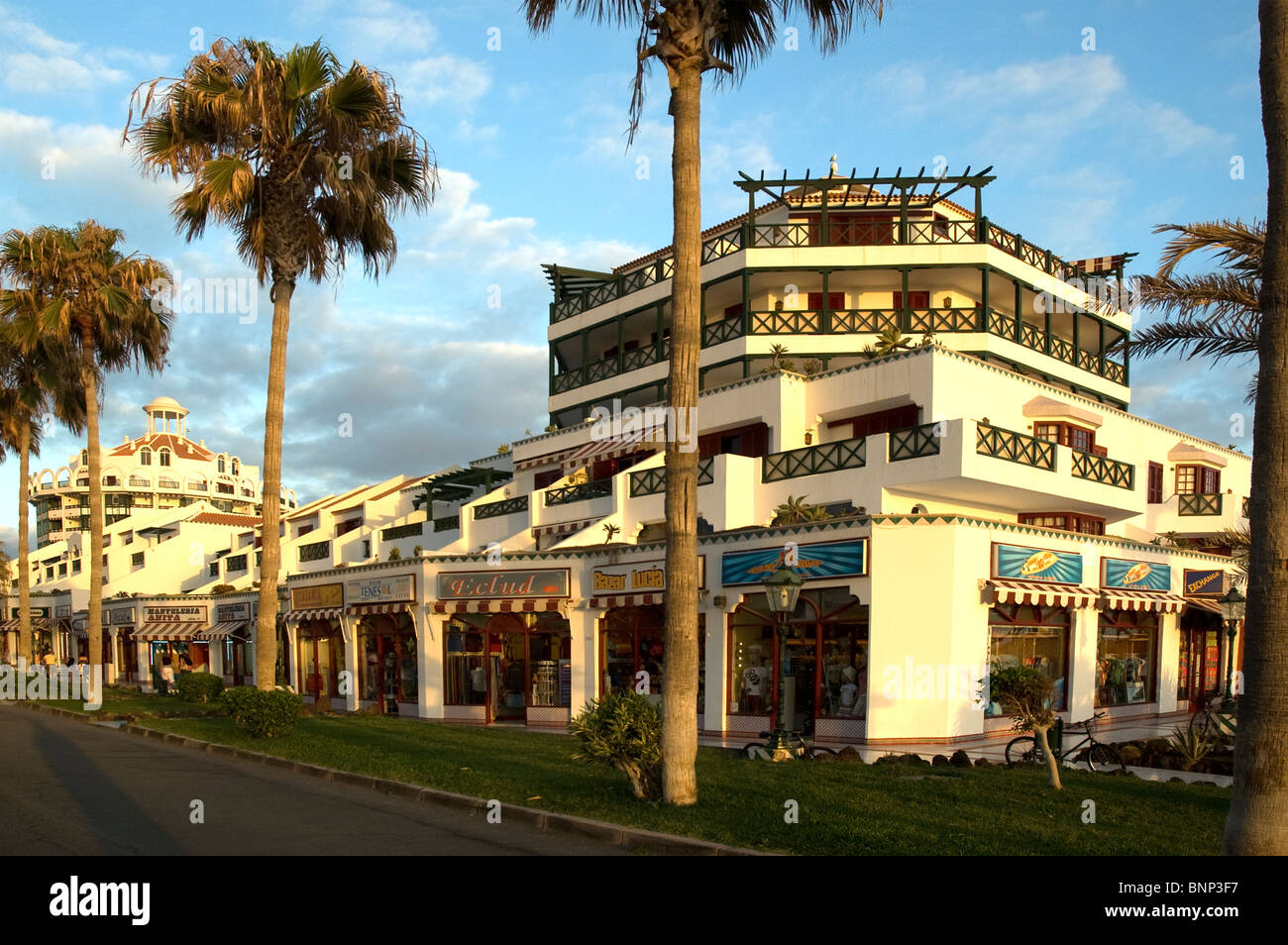 Geschäfte außerhalb Parque Santiago IV Teneriffa - Playa de Las Americas Stockfoto