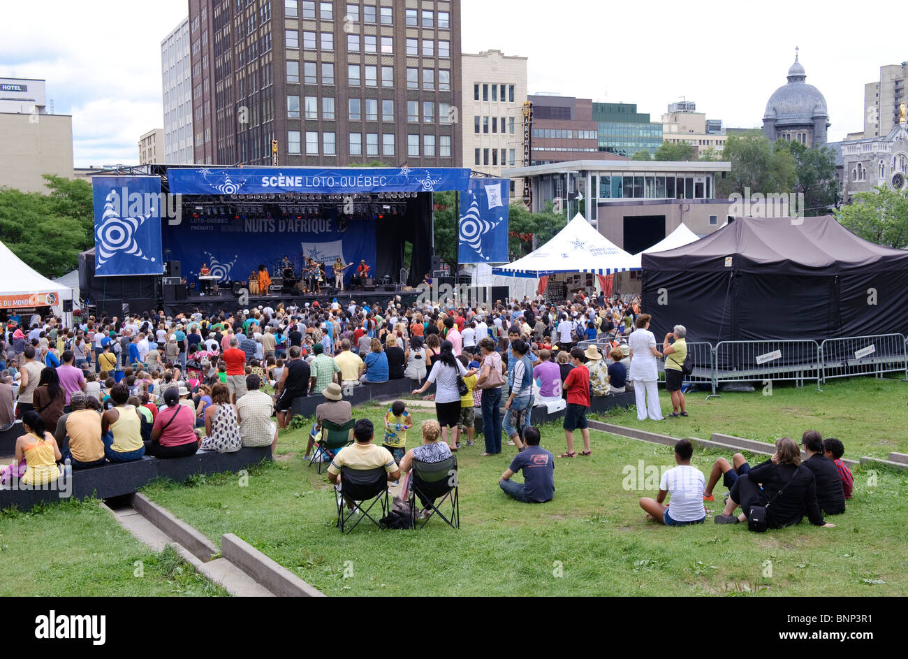 Menge, besuchen ein Konzert im Freien während der Nuits d ' Afrique Festival in Montreal, Provinz Quebec, Kanada. Stockfoto