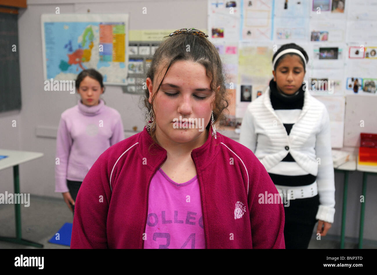 Morgen-Meditation in einer Klasse in der Schule, Breisach am Rhein, Deutschland Stockfoto