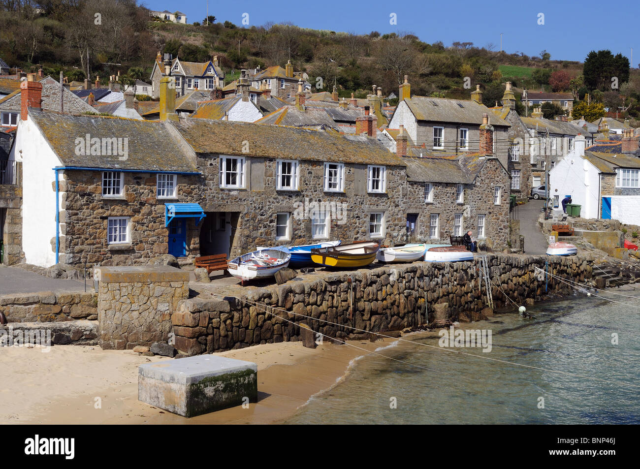 Urlaub auf dem Land mit Blick auf den Hafen von Mousehole in Cornwall, Großbritannien Stockfoto
