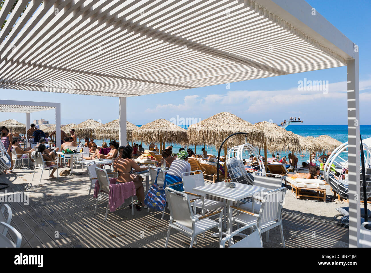Beach Bar am Elli Beach in Rhodos Stadt, Rhodos, Griechenland Stockfoto