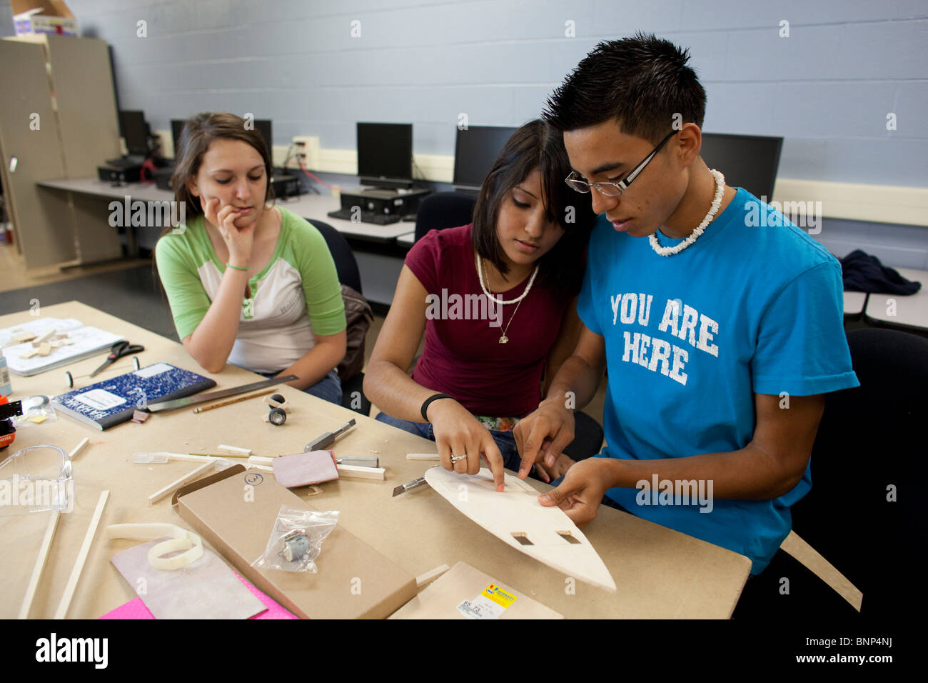 Männliche und weibliche Studenten arbeiten als Team zu entwerfen und bauen ein Modell-solar-Auto in engineering-Klasse bei Manor New Tech High School Stockfoto