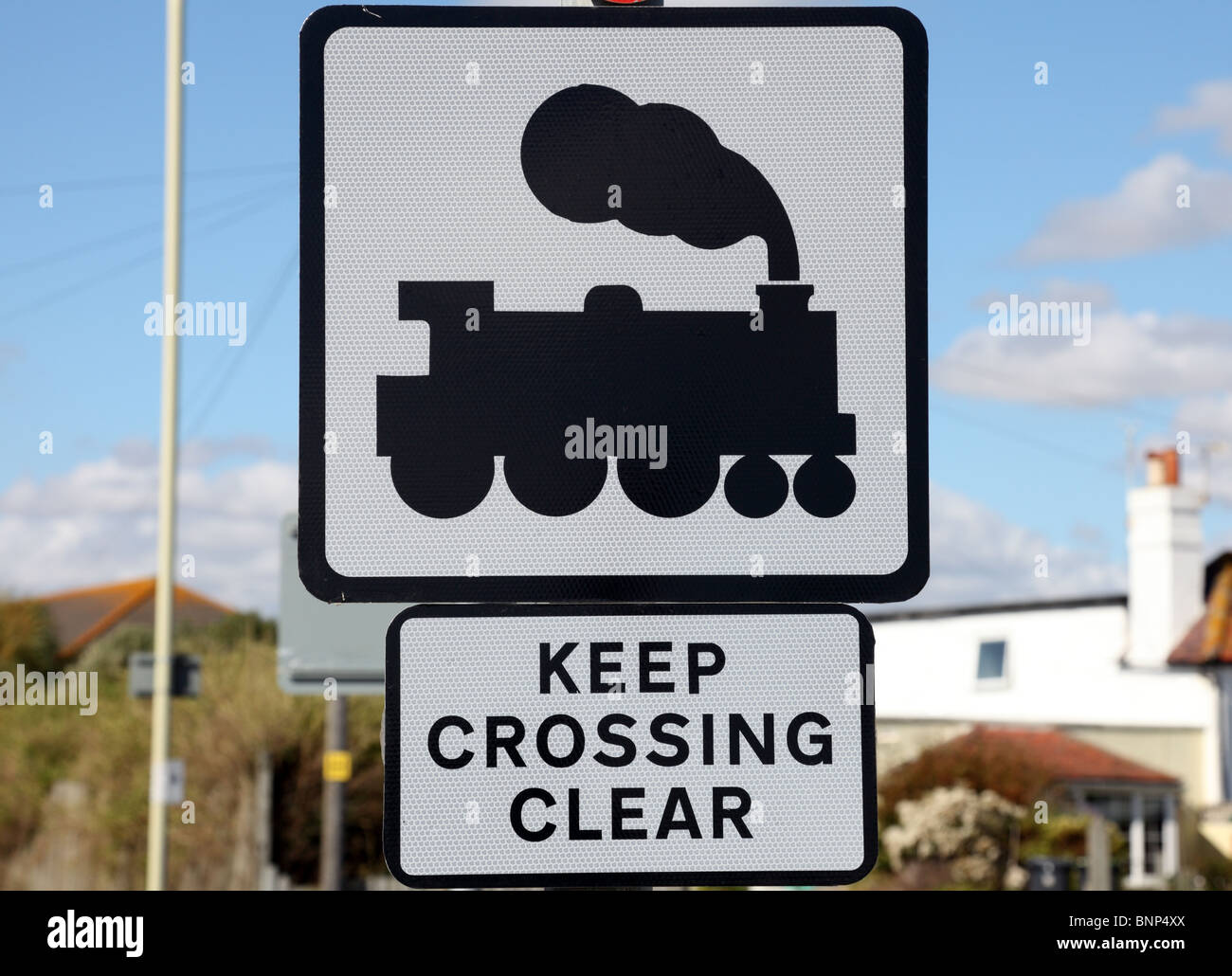 Halten Kreuzung klar und Bahn unterzeichnen am Meer Bahn Hayling Island Stockfoto