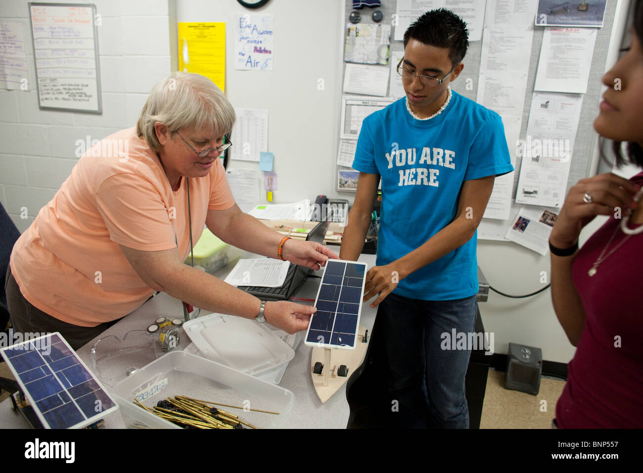Lehrer hilft Studenten mit Solar-Panel auf Modell-solar-Auto in engineering-Klasse bei Manor New Tech High School in Manor, Texas Stockfoto