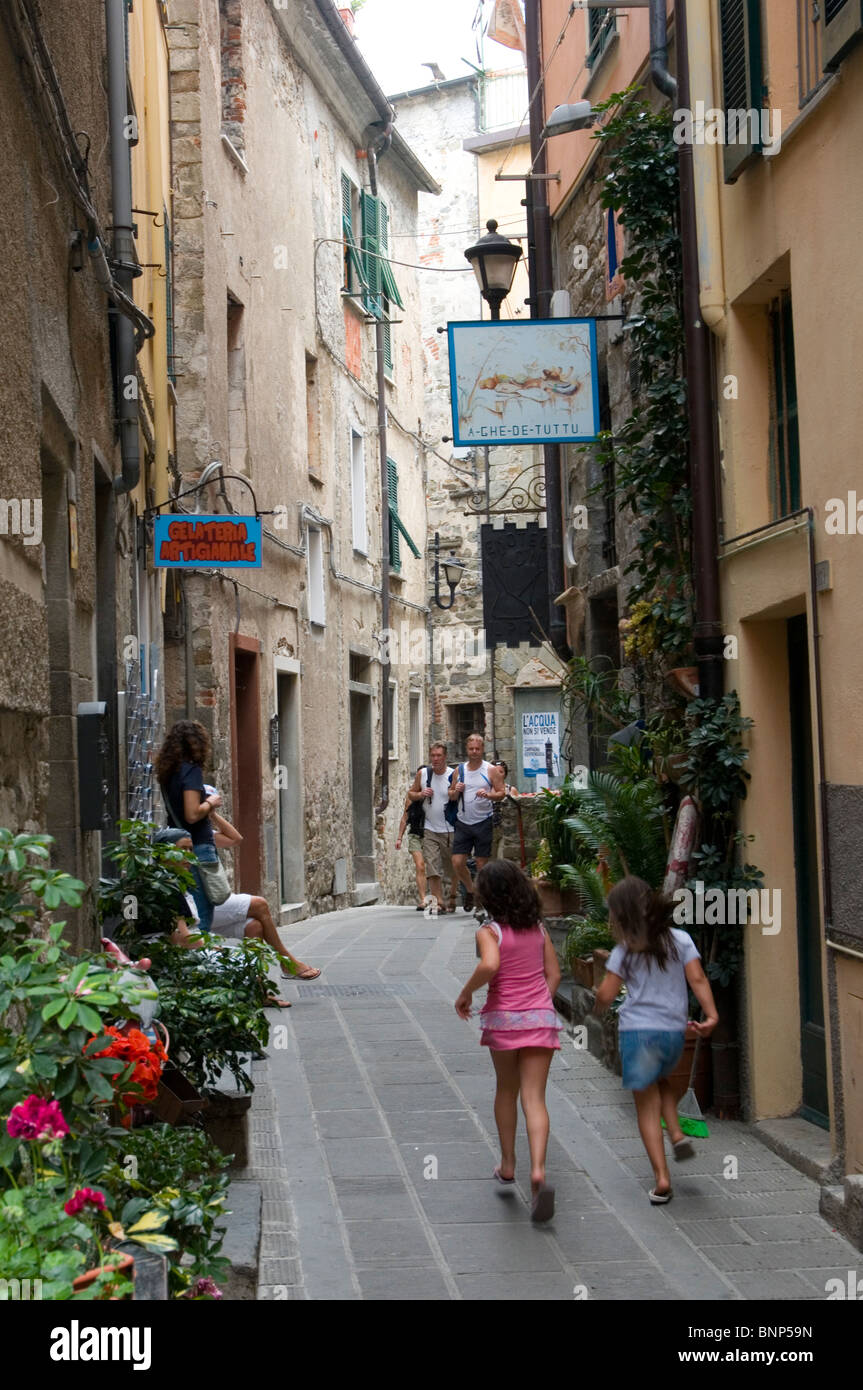 Touristen, die nach den Sentiero Azzurro Wanderroute durch Corniglia, Cinque Terre Stockfoto
