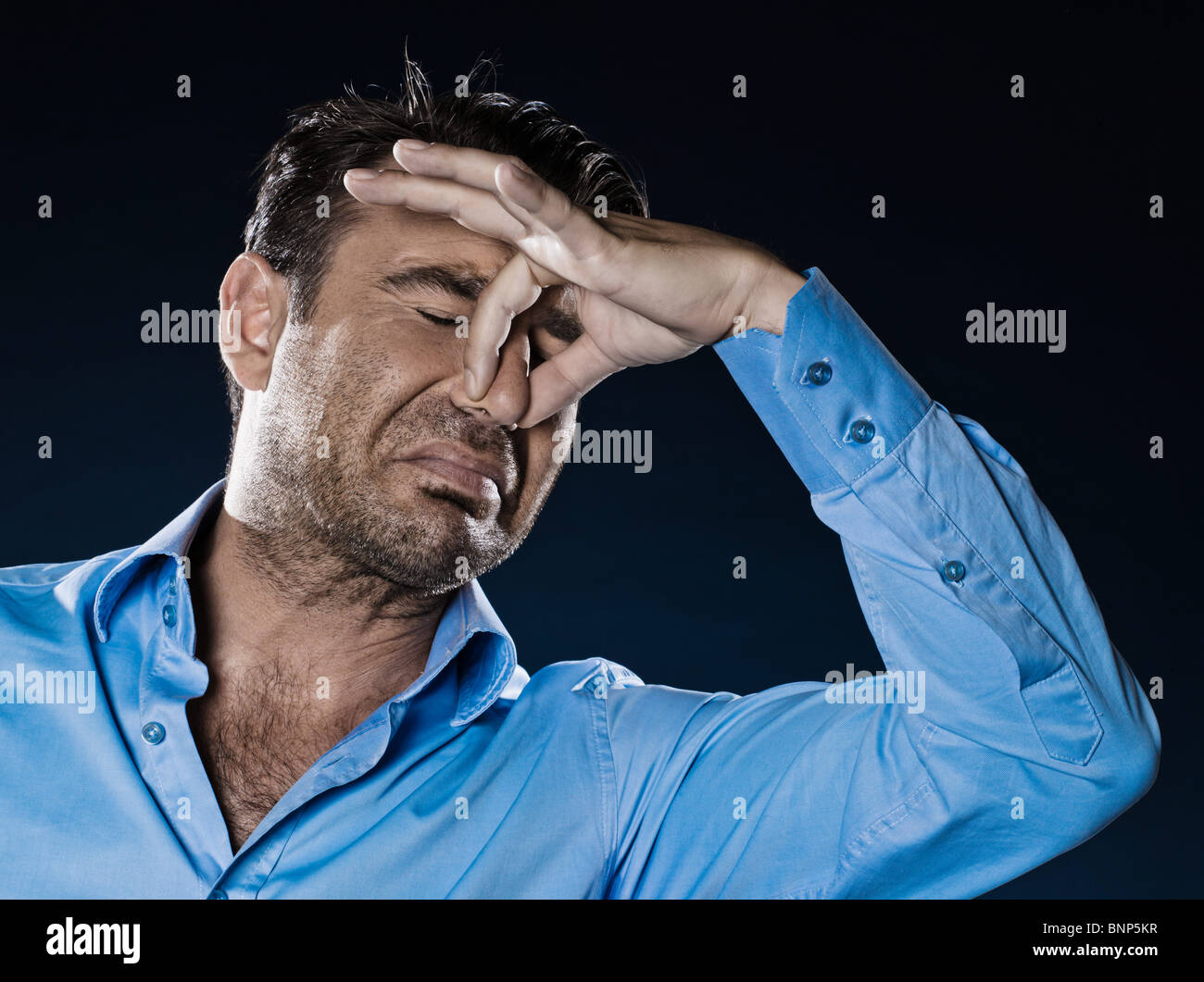 unrasiert kaukasischen Mann stinkt Geruch isoliert Portraitstudio auf schwarzem Hintergrund Stockfoto