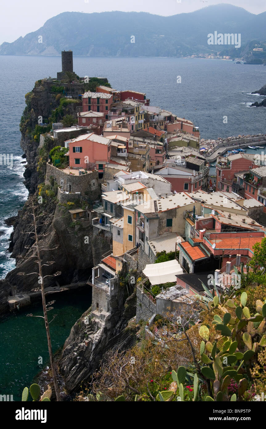 Vernazza auf den Sentiero Azzurro Wandern Weg, Cinque Terre, Italien Stockfoto