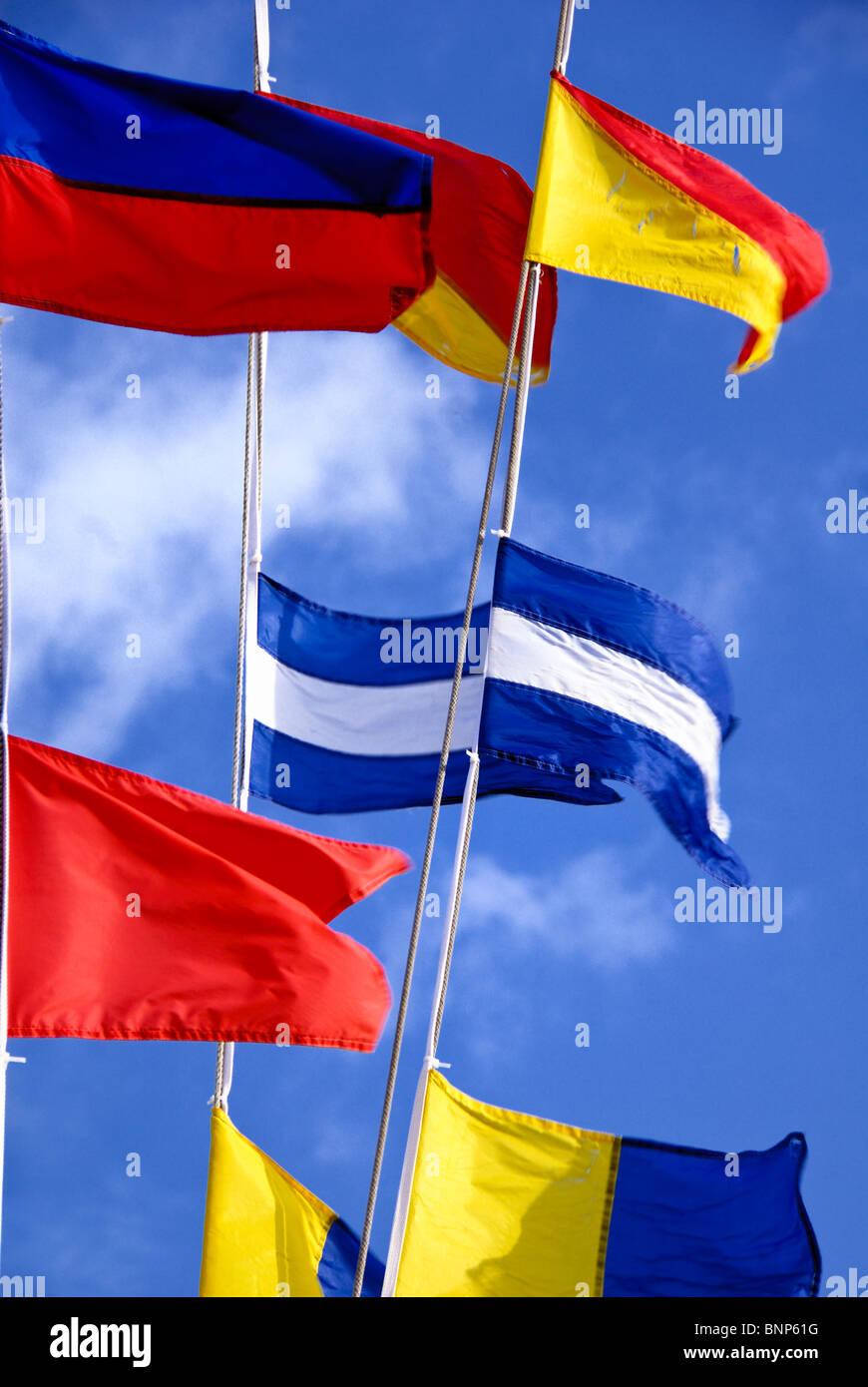 Bunte nautischen Fahnen Welle in der Brise. Stockfoto