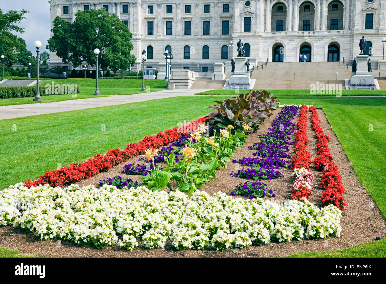 Blumen vor State Capitol in Minnesota, St. Paul. Stockfoto