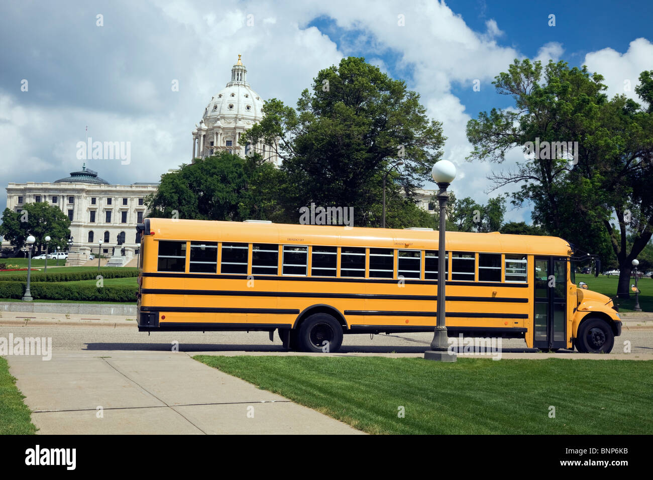 Schulbus vor State Capitol Stockfoto