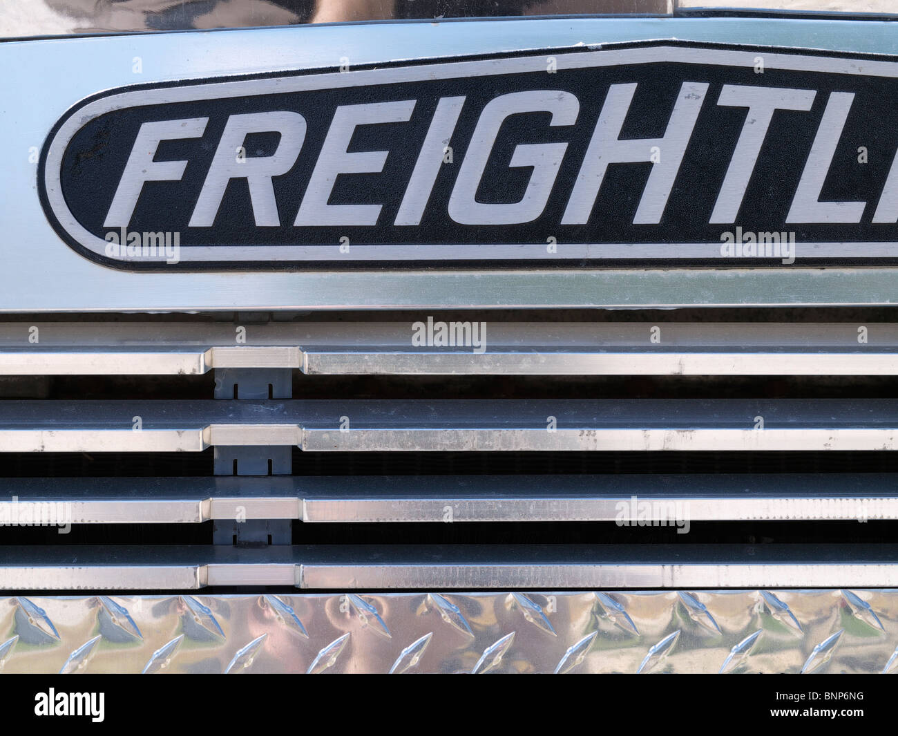 Vorderseite des Freightliner Semi Truck Stockfoto
