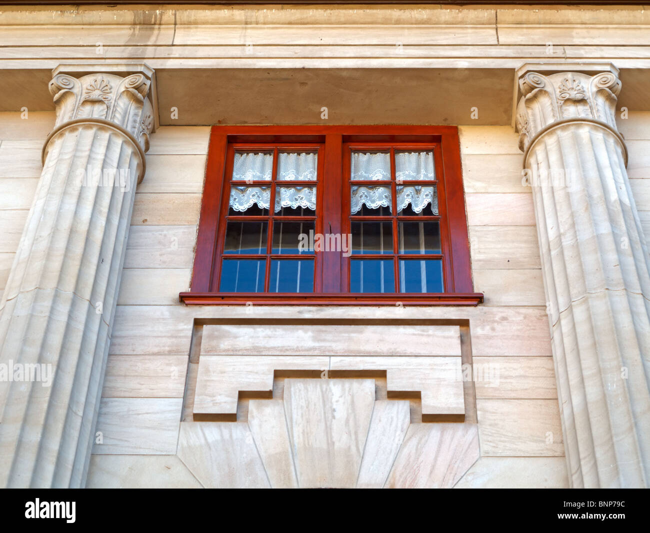 Blick auf einen alten historischen Sandsteingebäude Stockfoto
