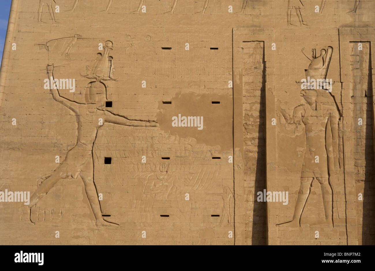 Tempel des Horus. Der Pharao Ptolemaios XII Neo Dionysos Gefangenen des Gottes Horus zu opfern. Edfu. Ägypten. Stockfoto