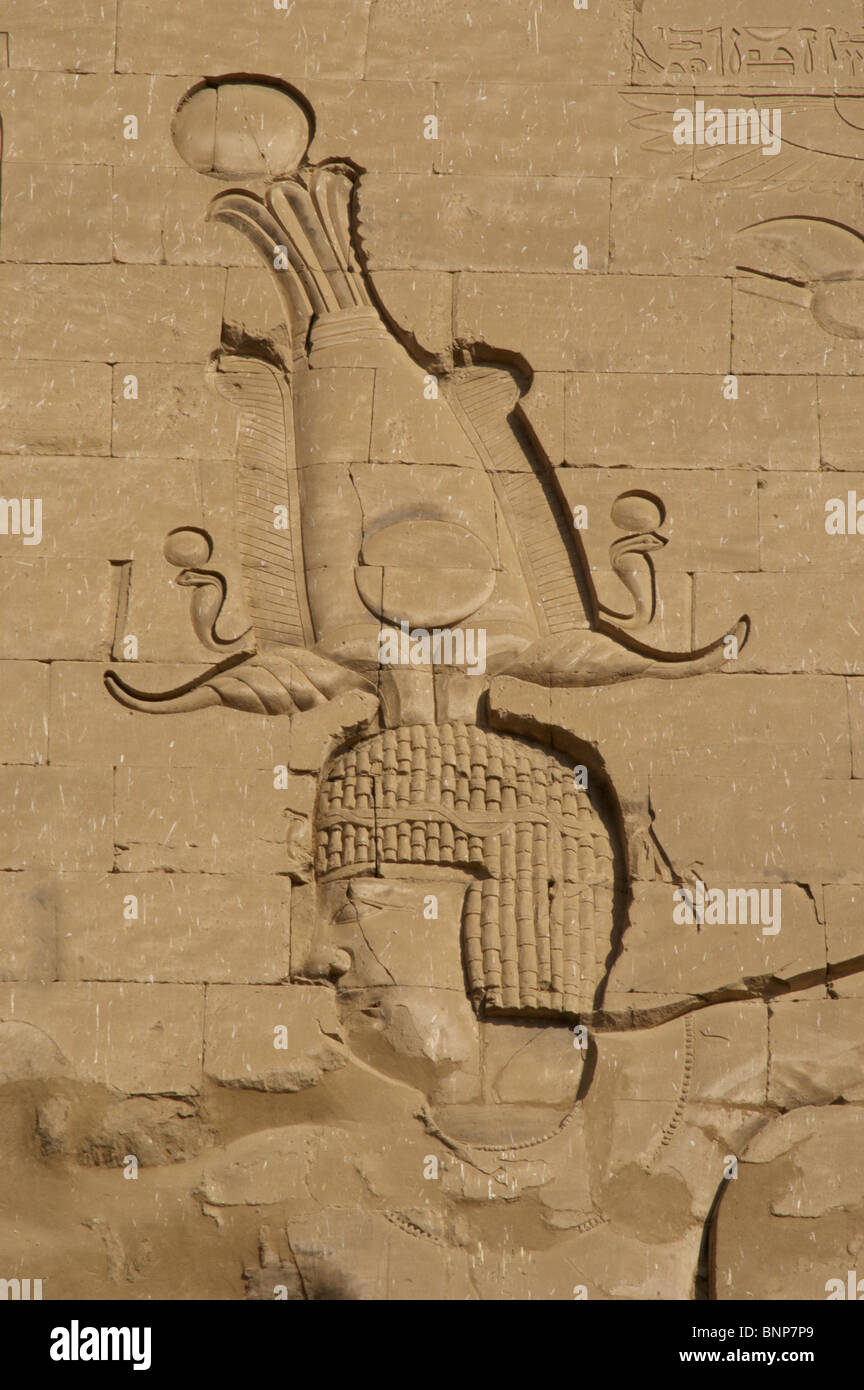 Tempel des Horus. Der Pharao Ptolemaios XII Neo Dionysos. Haupteingang. Ersten Pylon. Detail. Edfu. Ägypten. Stockfoto