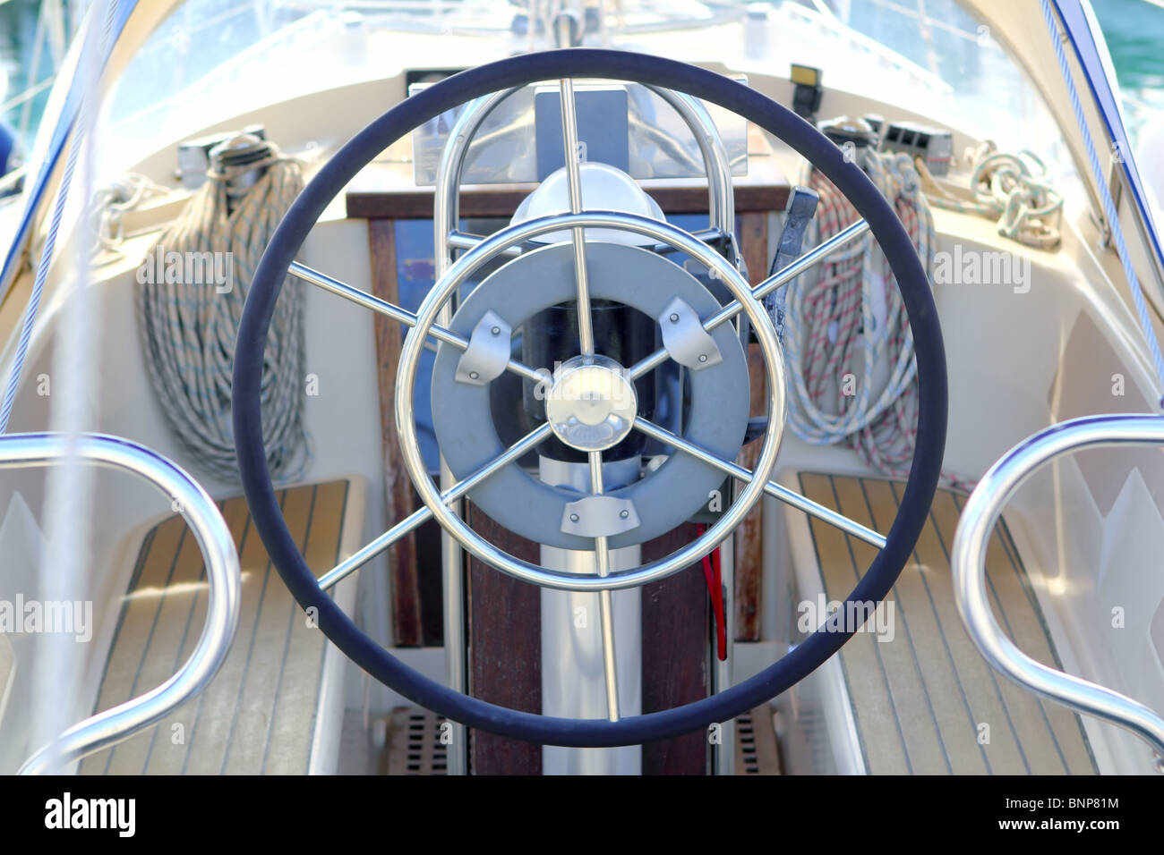 Boot Ruder Rad weiße Segelboot detail wunderschöne Yacht Stockfoto