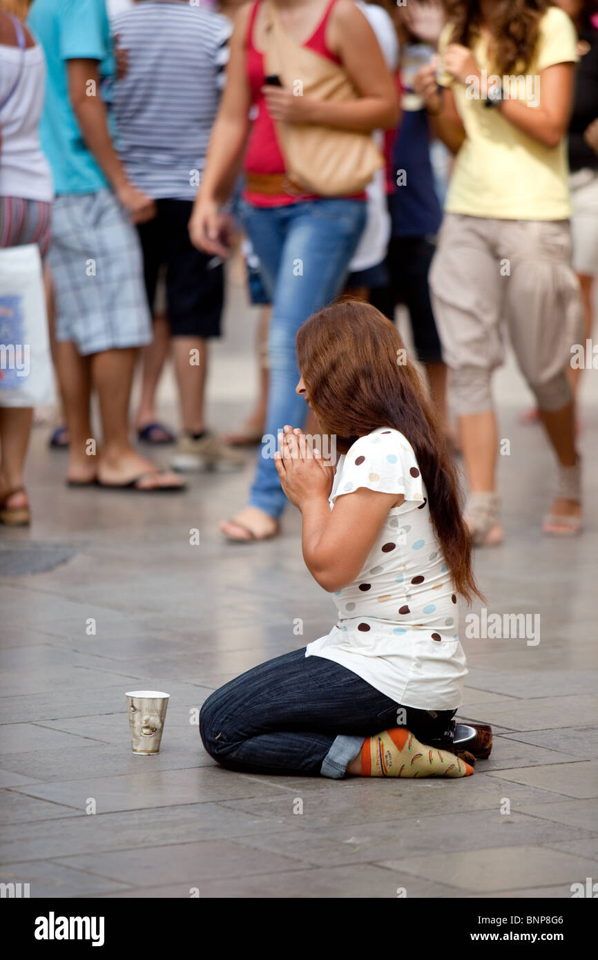 junges Mädchen betteln auf den Straßen von Korfu-Stadt. Corfu Stockfoto
