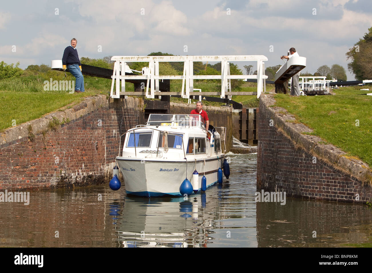 Manövrieren Urlaub starten durch Caen Schlösser System. Kennet und Avon Kanal. Wiltshire England Stockfoto