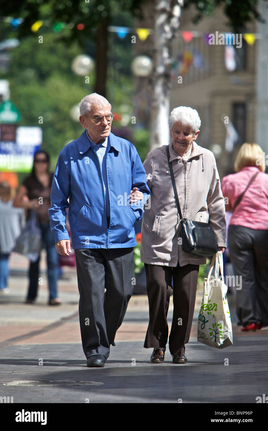 Aktive Rentner auf belebten Einkaufsstraße Stockfoto