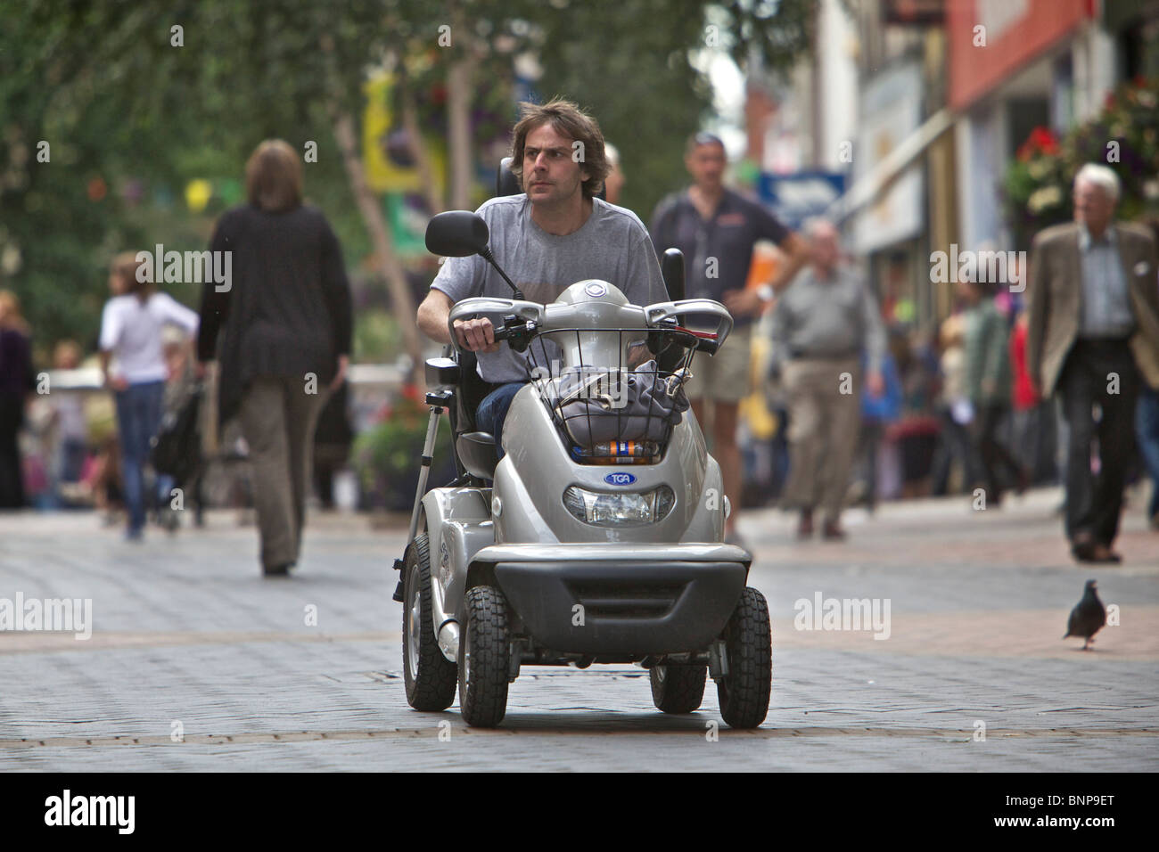 Elektromobil auf der Einkaufsstraße Stockfoto