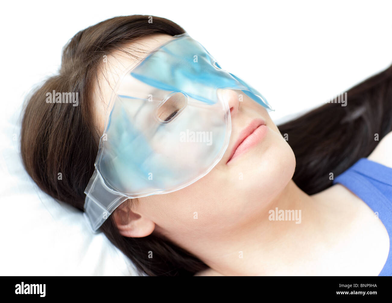 Porträt von einem Teen Girl mit eine Augen Maske entspannende Stockfoto