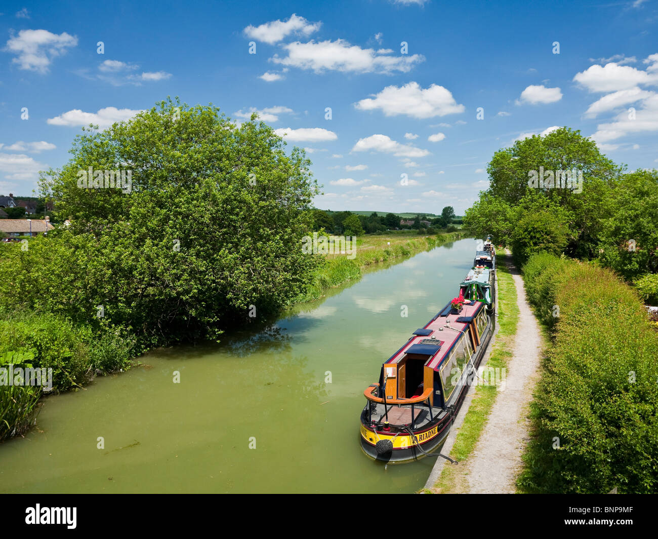Narrowboats auf den Kennet und Avon Kanal an großes Bedwyn Wiltshire UK Stockfoto