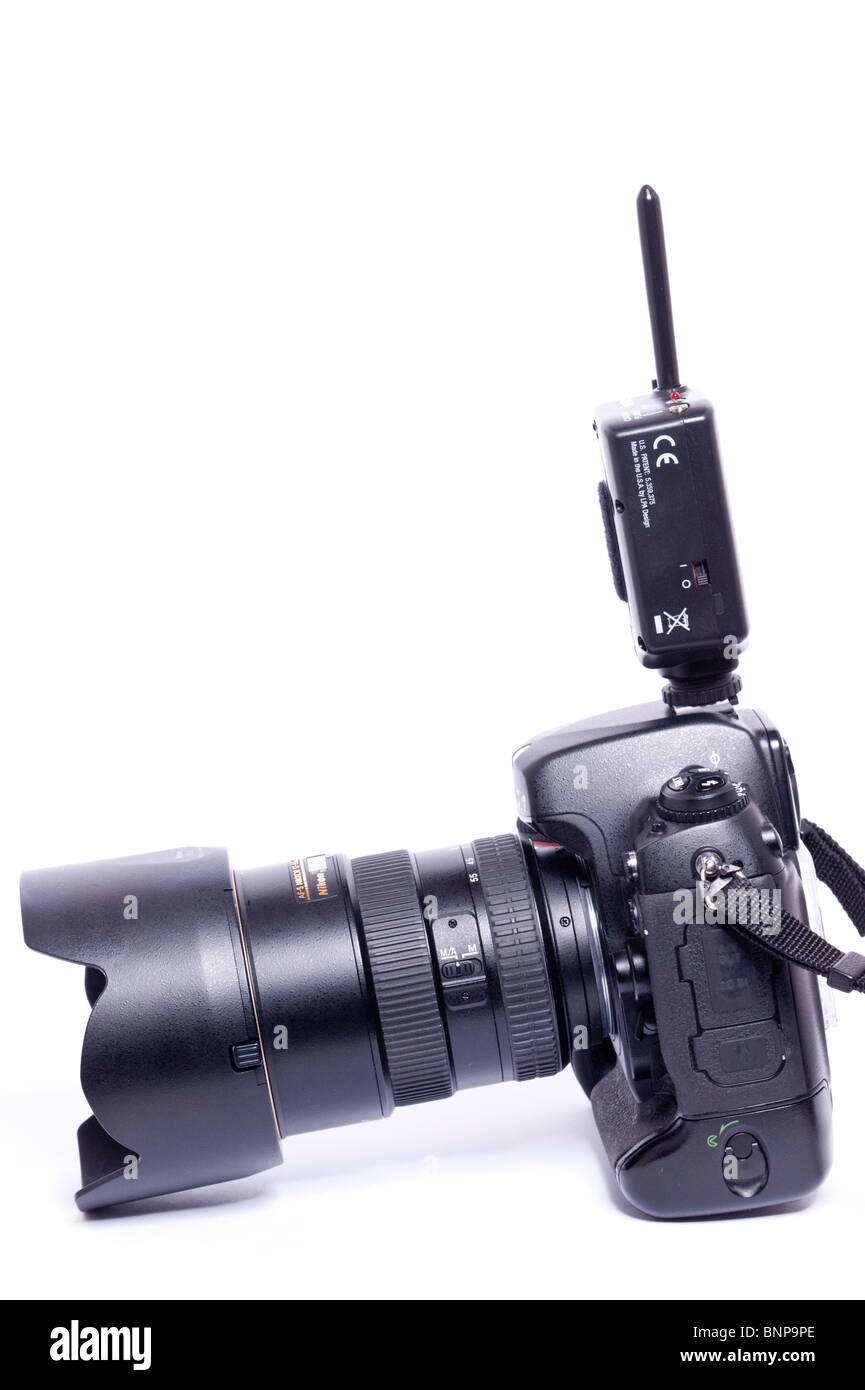 Eine Digitalkamera DSLR zeigt einen Pocket Wizard-Radio gesteuerten Trigger zum Auslösen von remote Blitzgeräte oder Kameras Stockfoto