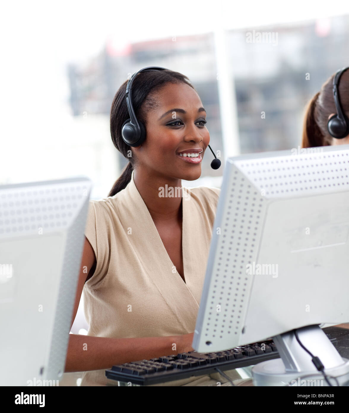 Weibliche Kunden-Service-Agent in einem Callcenter Stockfoto