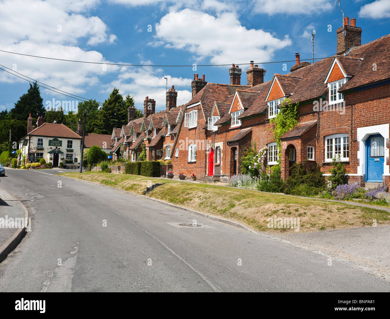Eine bunte Reihe von Hütten in großes Bedwyn Wiltshire UK Stockfoto