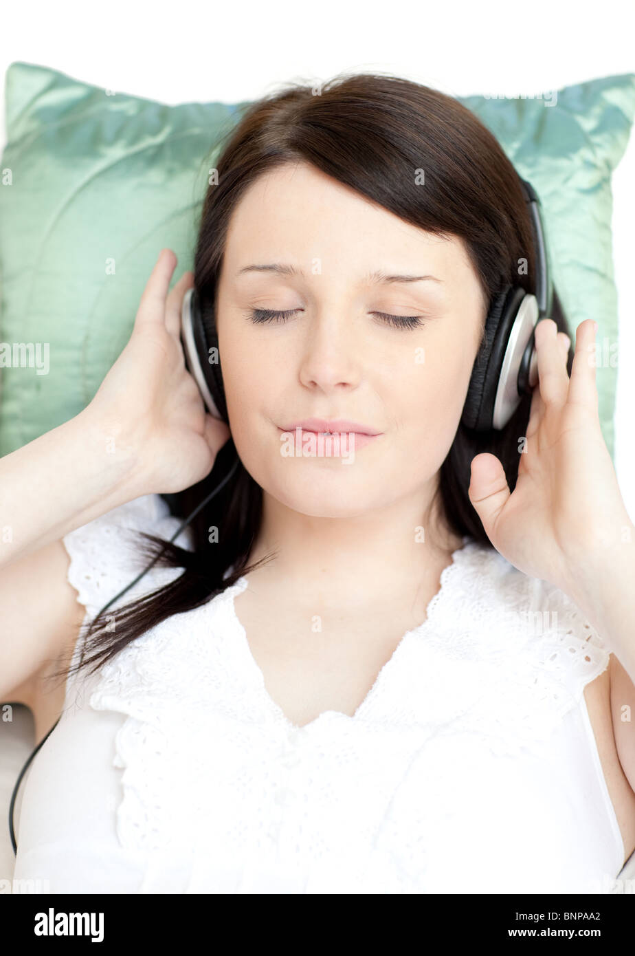 Junge Frau entspannt Musik hören mit Kopfhörern Stockfoto
