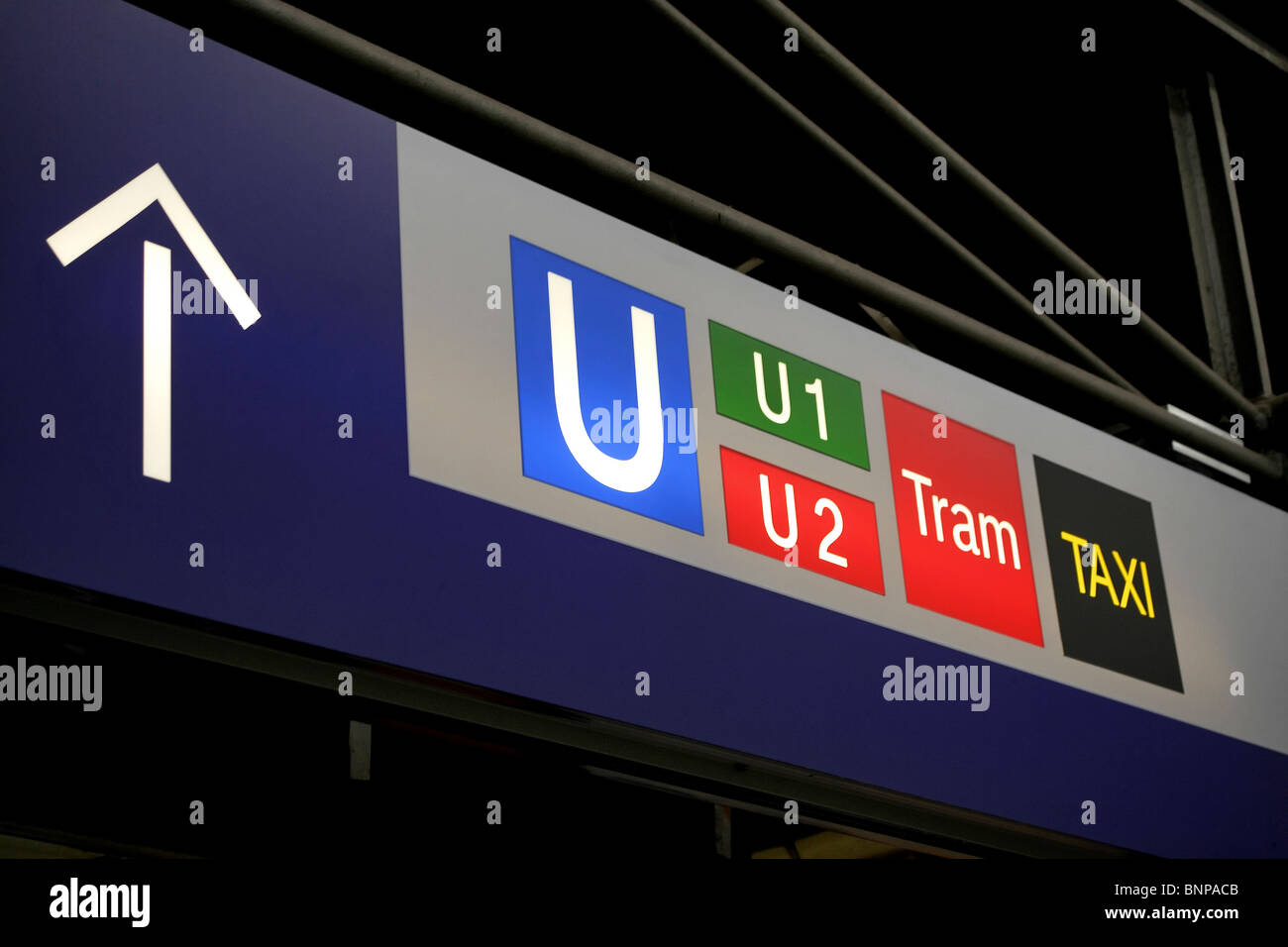 Train Station reisen Schild mit Wegbeschreibung München Stockfoto