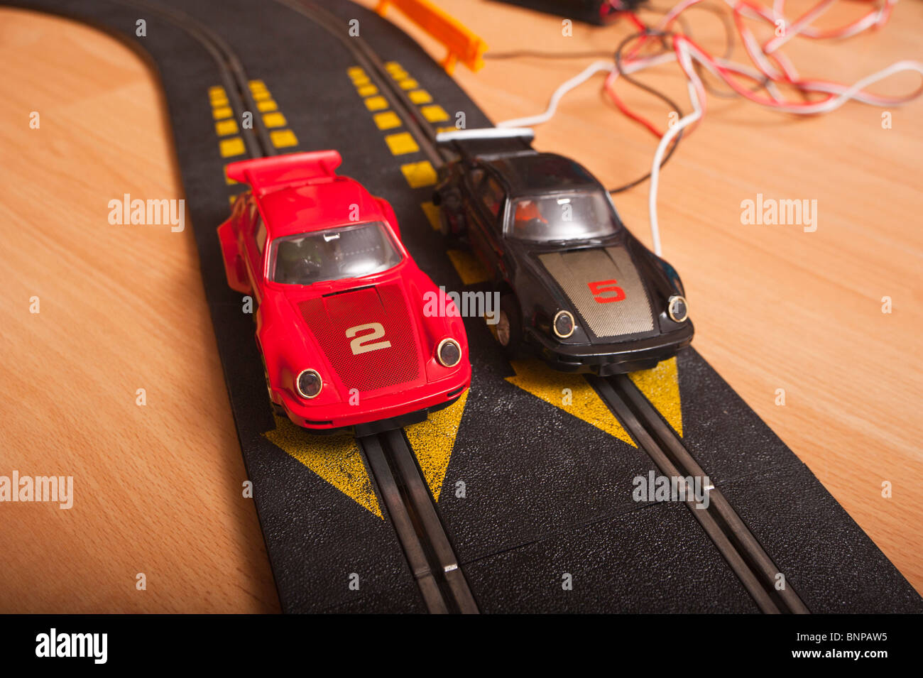 Zwei Porsche Turbo-Modellautos aus einem Hornby Scalextric Rennwagen set Spiel im Vereinigten Königreich Stockfoto