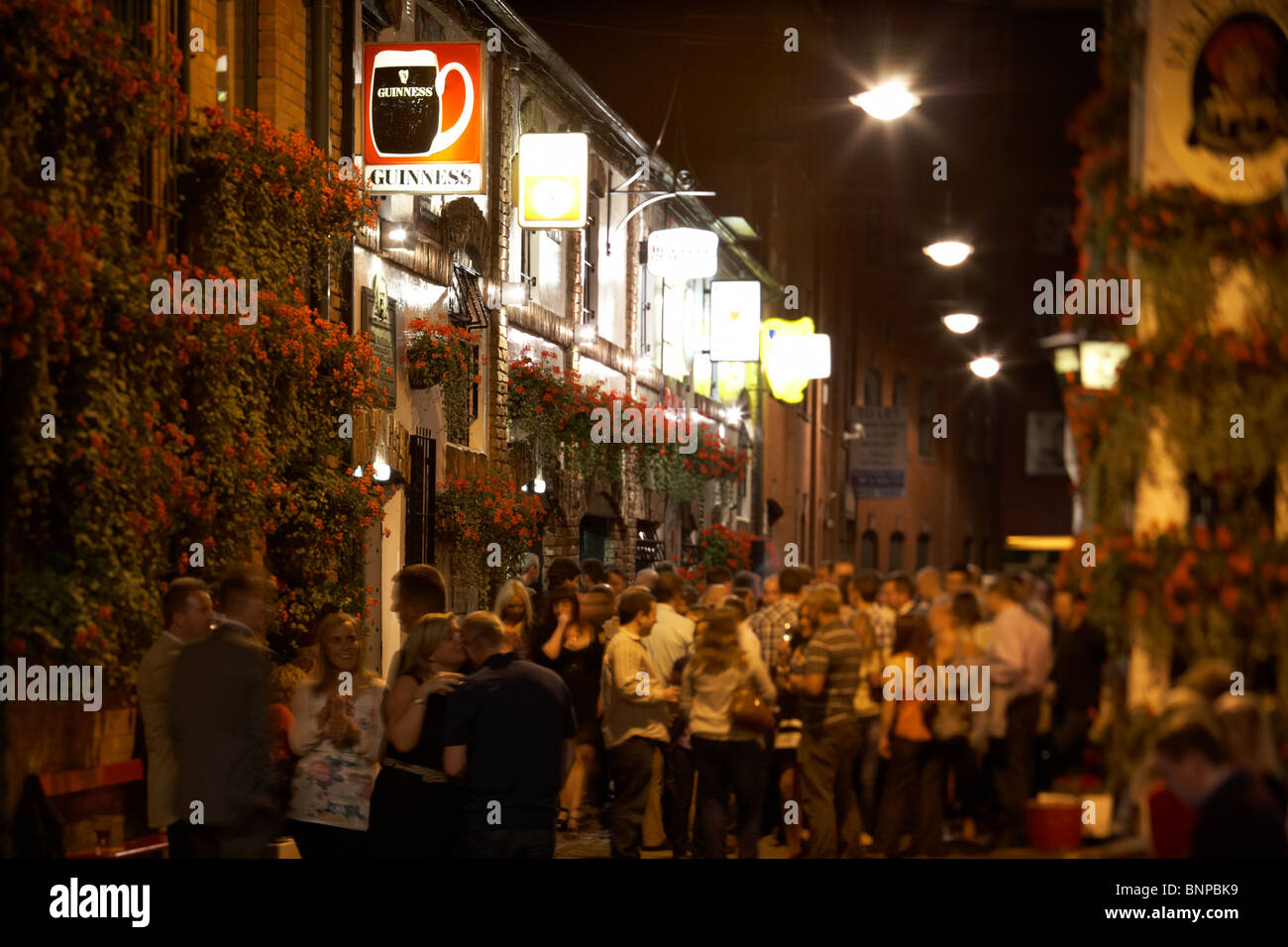 Massen von Menschen außerhalb der Herzog von York Pub in der Nacht in Belfast City centre Nordirland Vereinigtes Königreich. Stockfoto