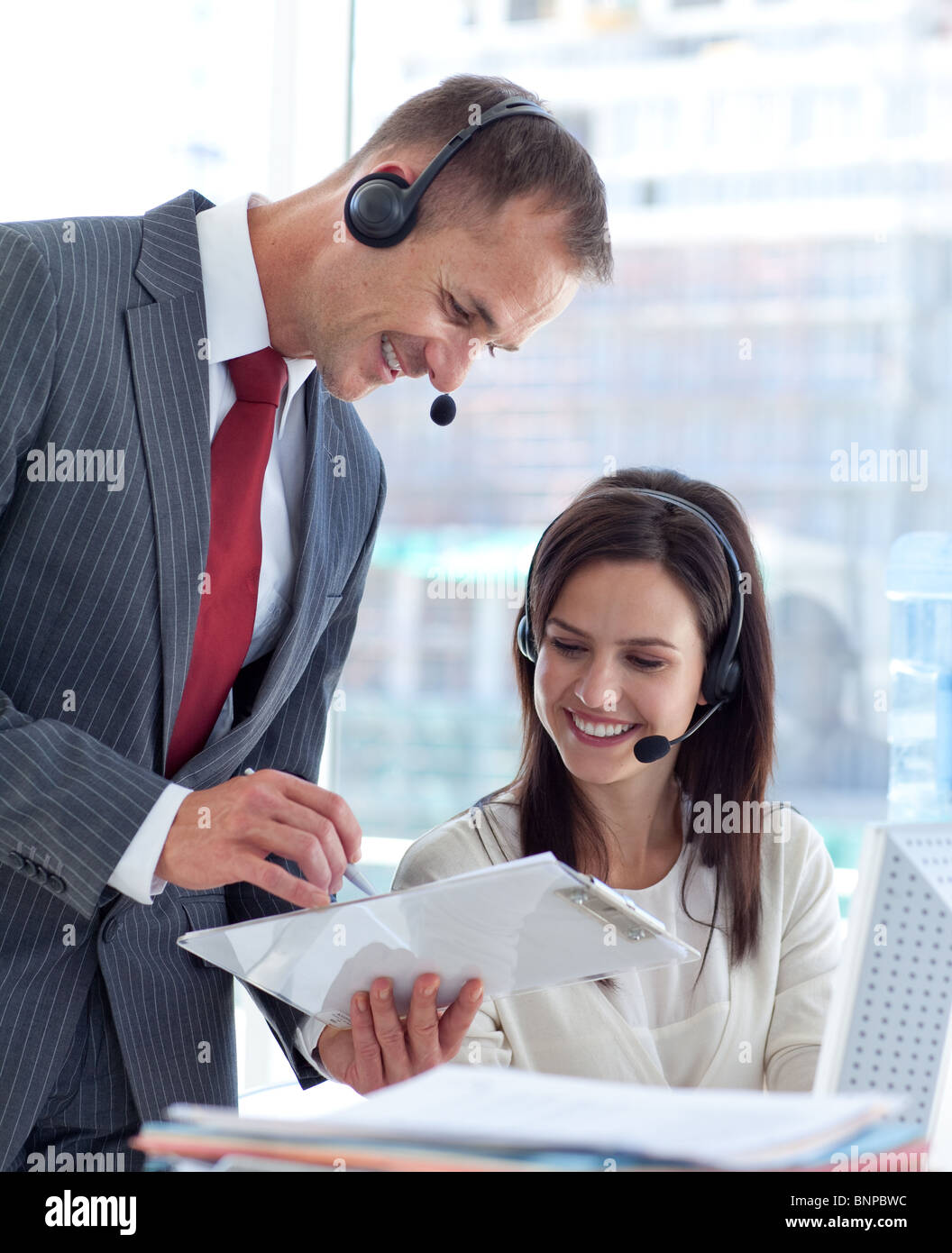 Im Gespräch mit eine Geschäftsfrau in einem Callcenter Manager Stockfoto