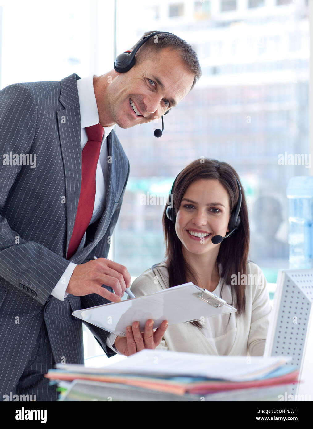 Arbeiten mit Geschäftsfrau in einem Callcenter Manager Stockfoto