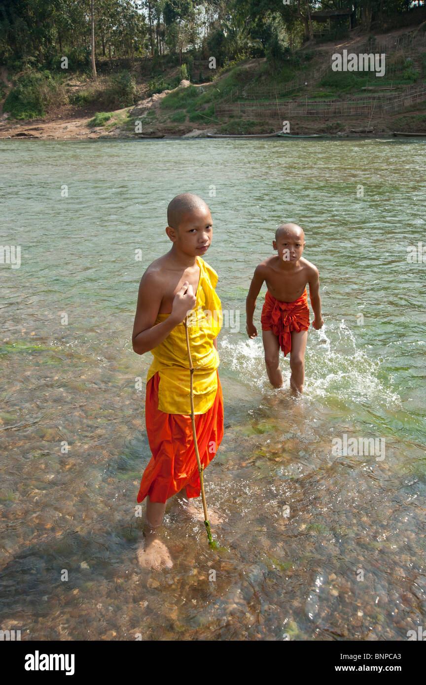 Junge Novizin buddhistische Mönche nehmen Sie ein Bad in einem nahe gelegenen Fluss in Luang Prabang Laos Stockfoto
