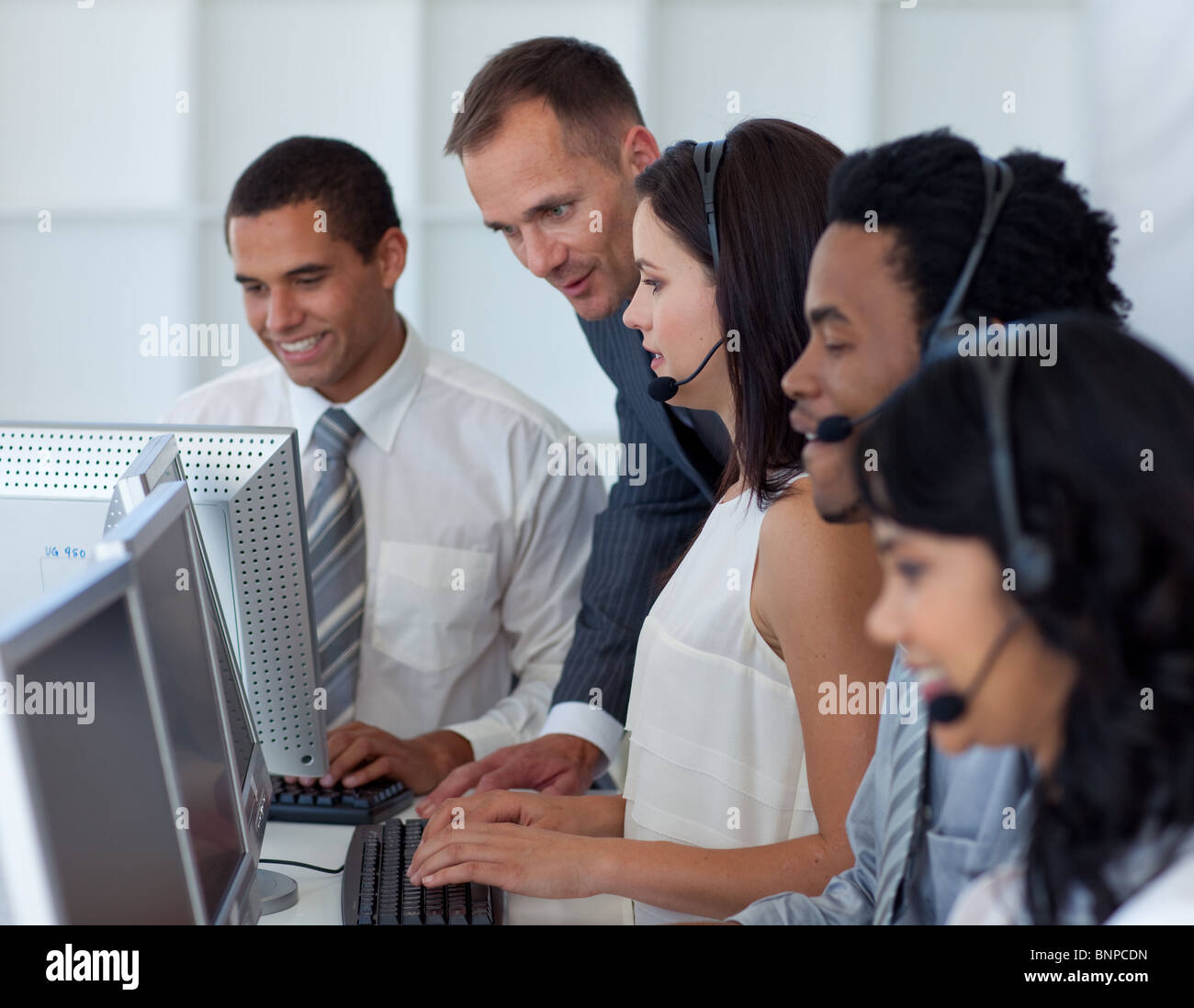 Manager helfen seine Business-Team in einem Callcenter Stockfoto