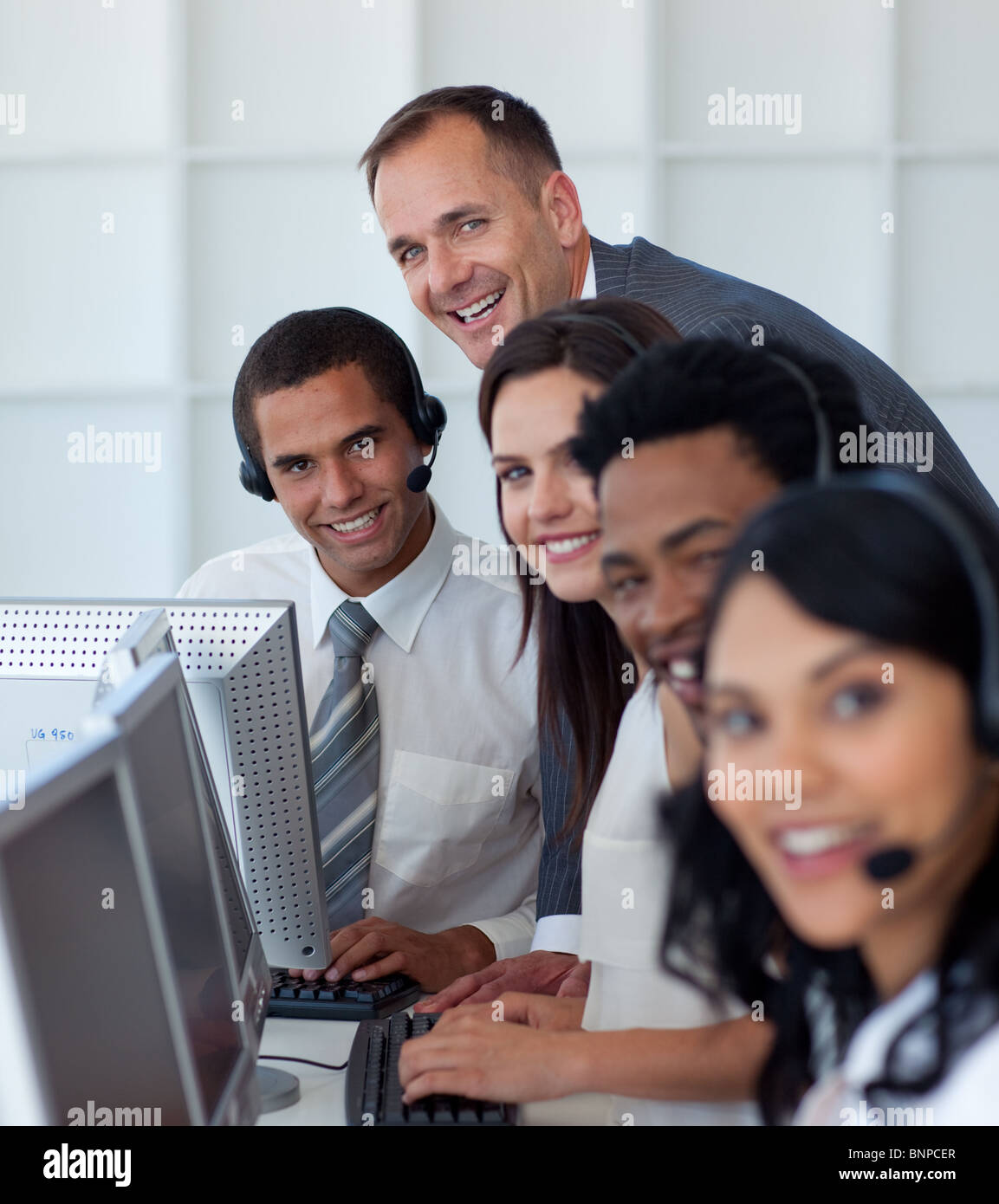 Manager mit seinen Business-Team arbeitet in einem Callcenter Stockfoto
