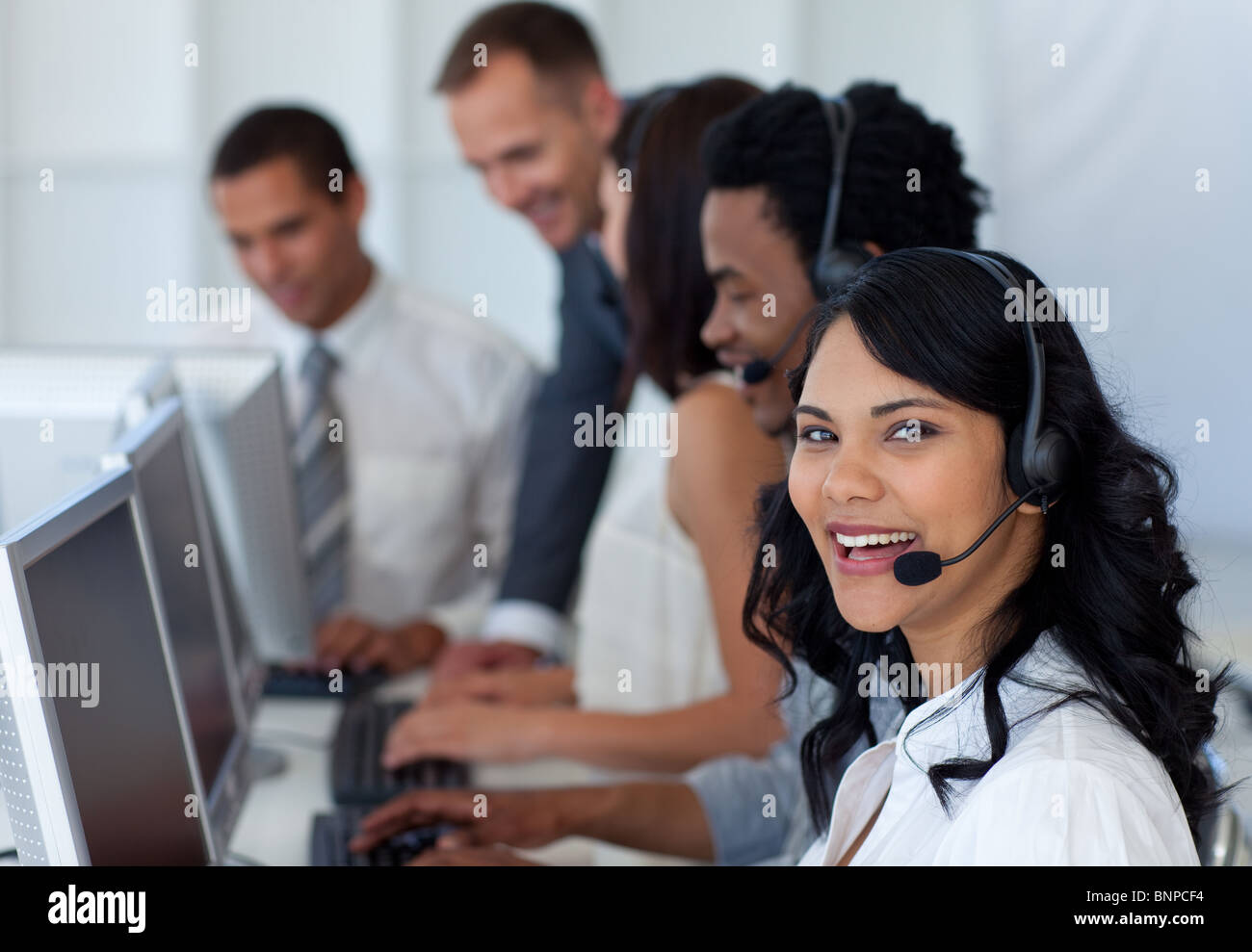 Geschäftsfrau in einem Call-Center mit ihrem team Stockfoto