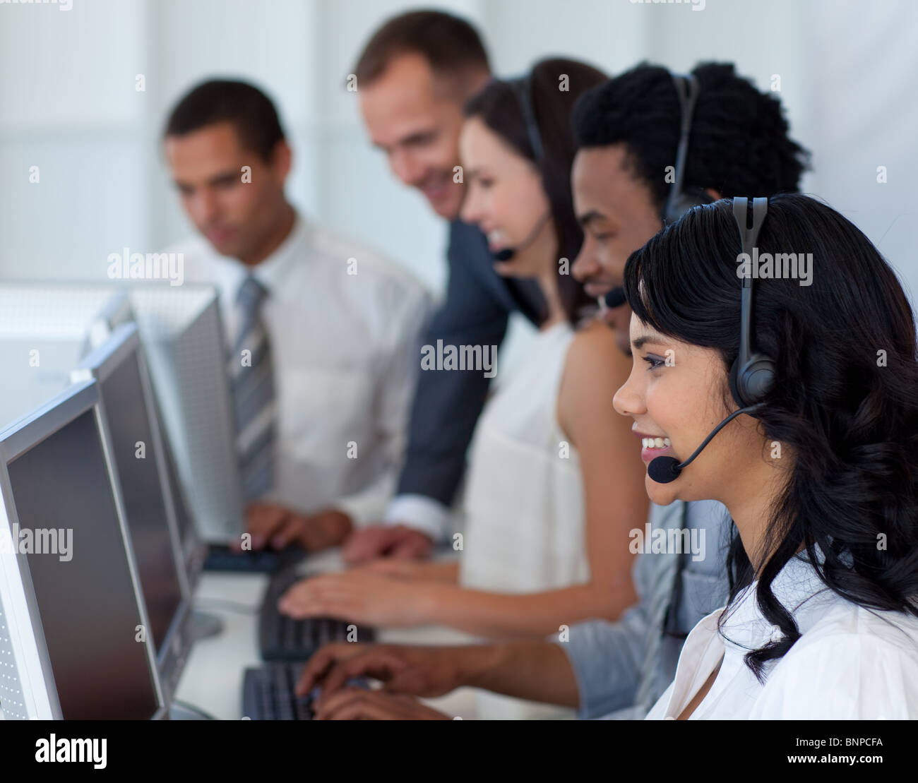 Geschäftsfrau in einem Call-Center mit ihrem internationalen team Stockfoto