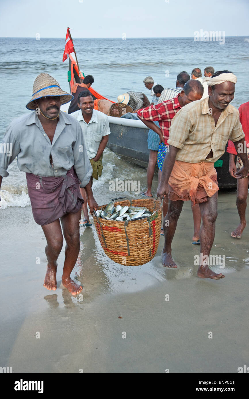 Rückkehr aus dem Meer mit ihrer täglichen Fischer fangen von Fischen in einem Weidenkorb im Fischerdorf Fort Kochi Indien Stockfoto