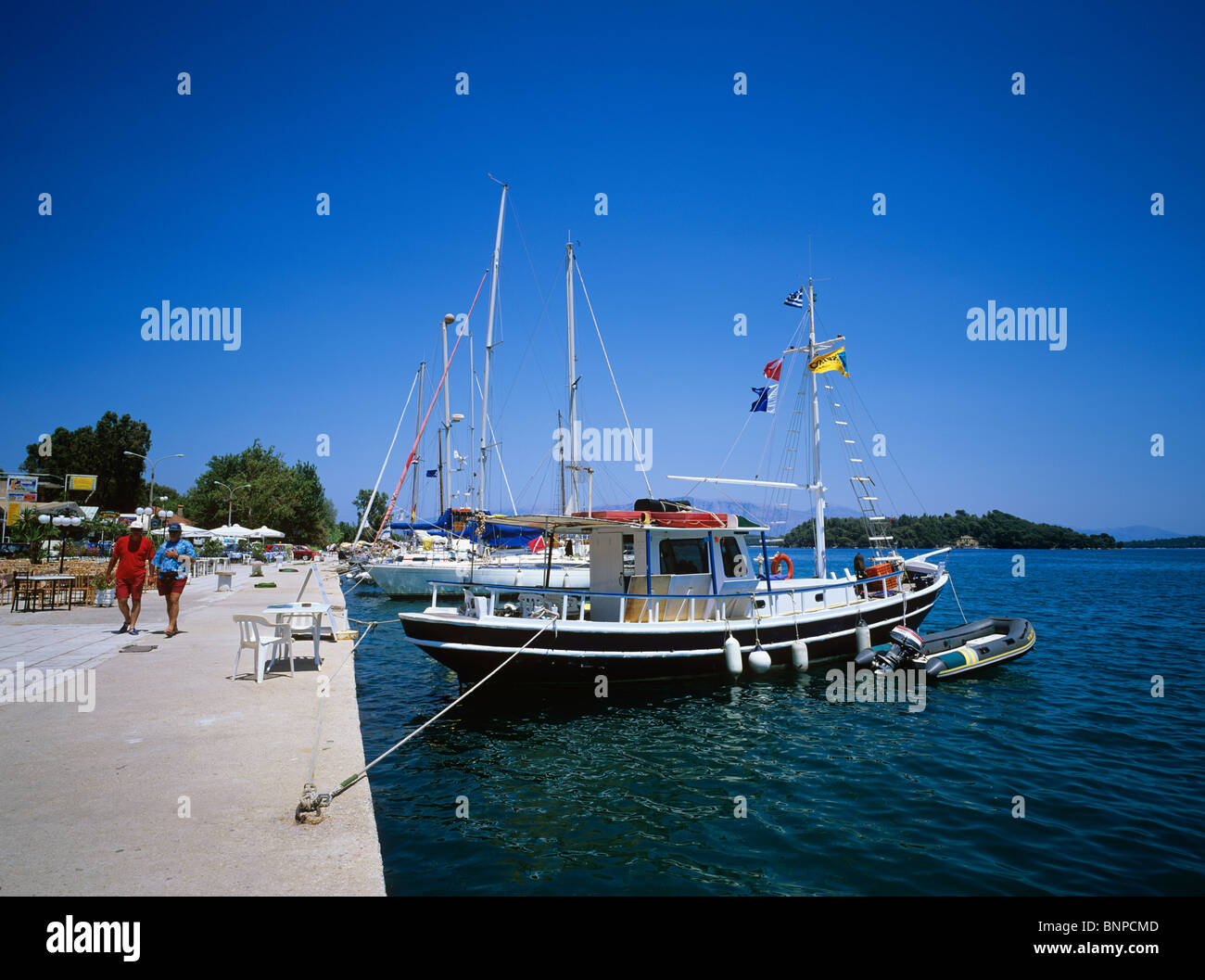 Tavernen-Linie der Hafen Waterfront im malerischen Ort Nidri ich auf der griechischen Insel Lefkas Stockfoto