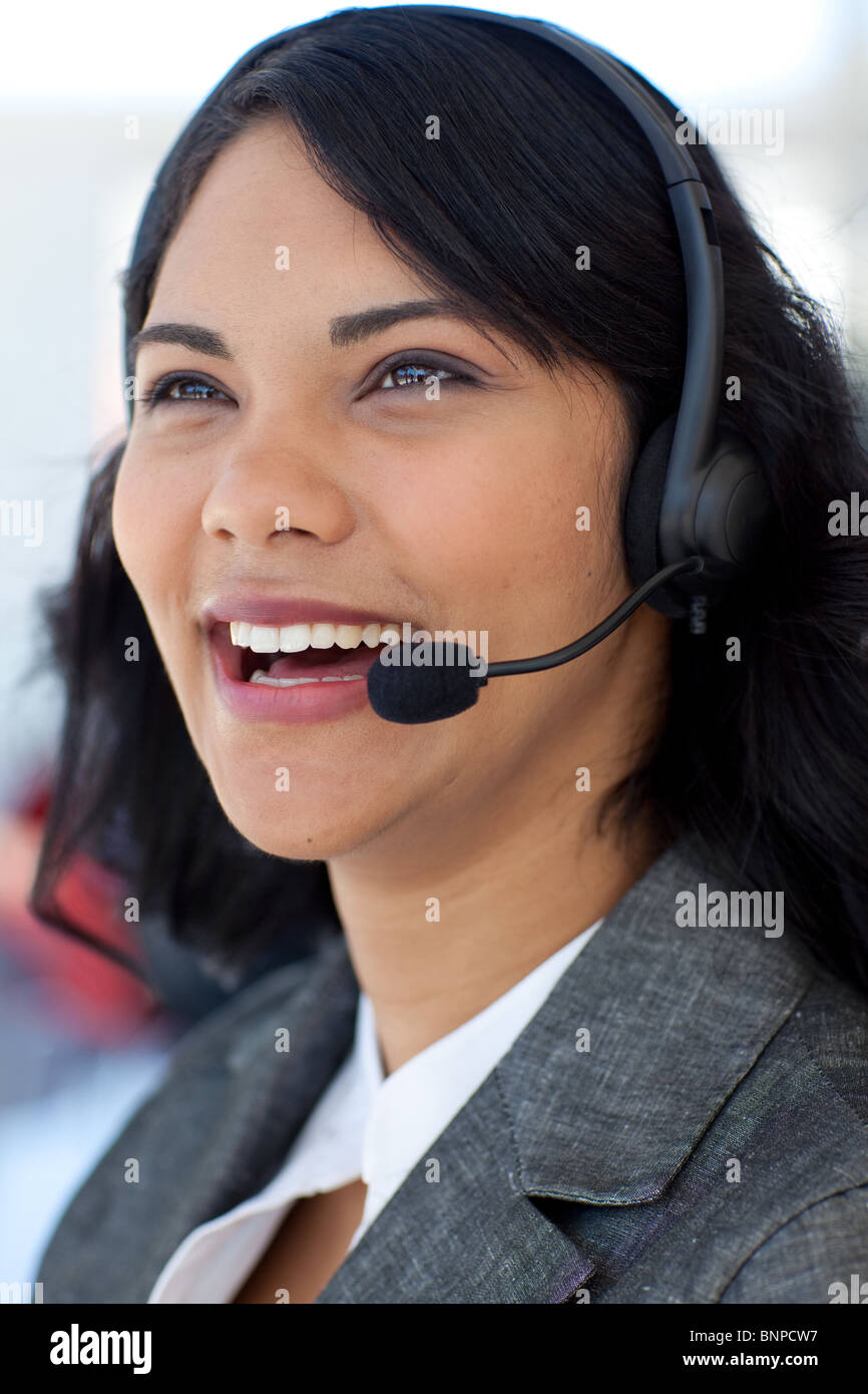 Lächelnde Geschäftsfrau in einem Call-center Stockfoto