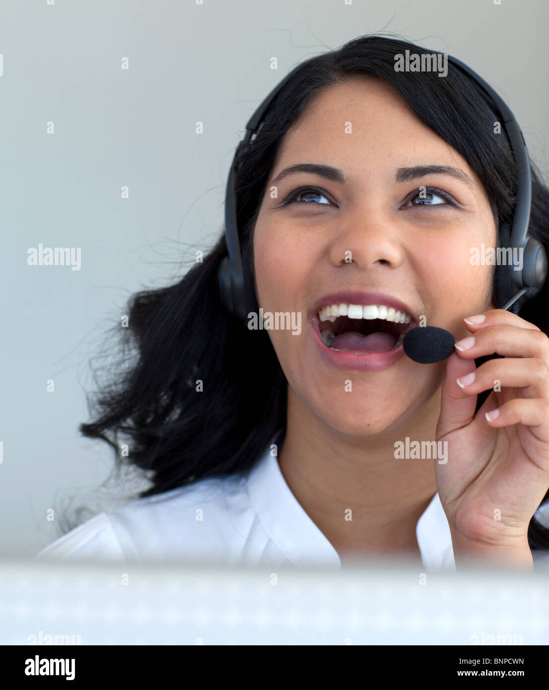 Schöne Geschäftsfrau sprechen in einem Callcenter Stockfoto