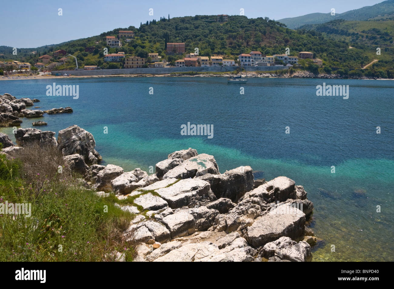 Felsküste bei Kassiopi auf der griechischen Mittelmeer Insel von Corfu Griechenland GR Stockfoto
