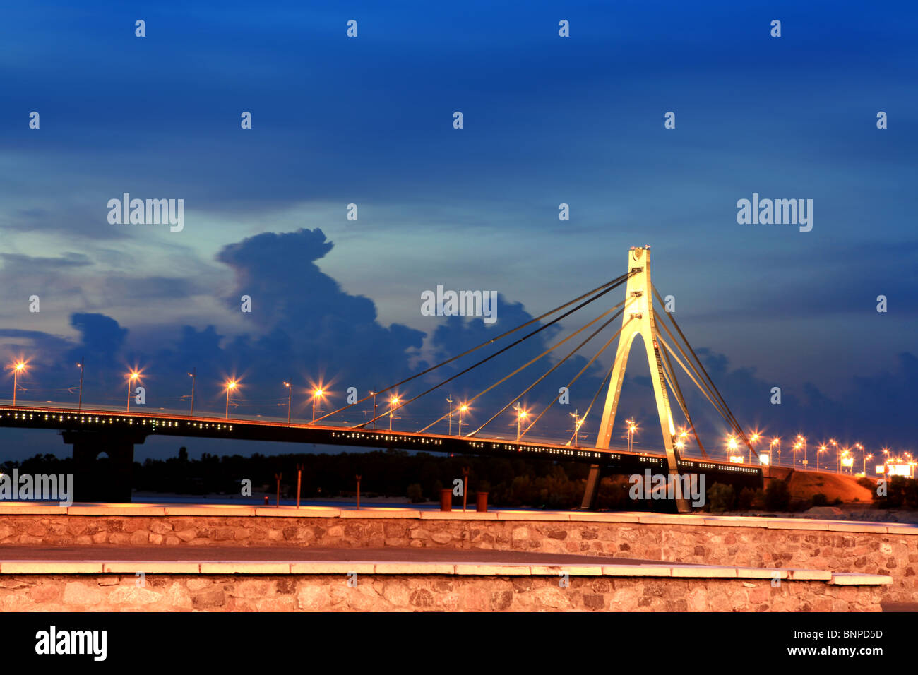 Moskovsky Brücke über Dnepr-Fluss in der Stadt Kiew in der Nacht Stockfoto Moskovsky Brücke über Dnepr-Fluss in der Stadt Kiew in der Nacht Stockfoto