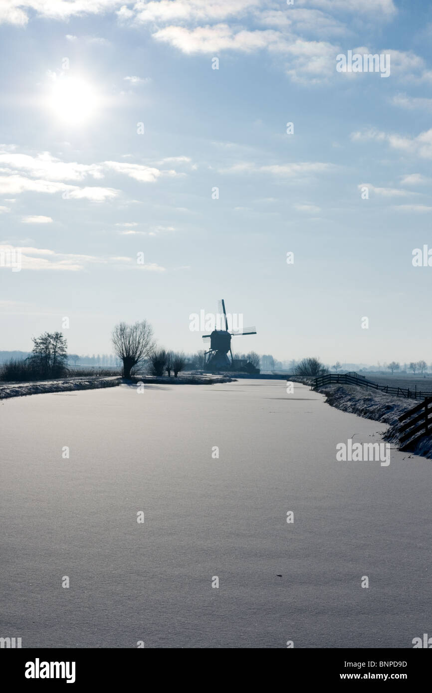 Zugefrorenen Fluss und Windmühle in Holland im winter Stockfoto