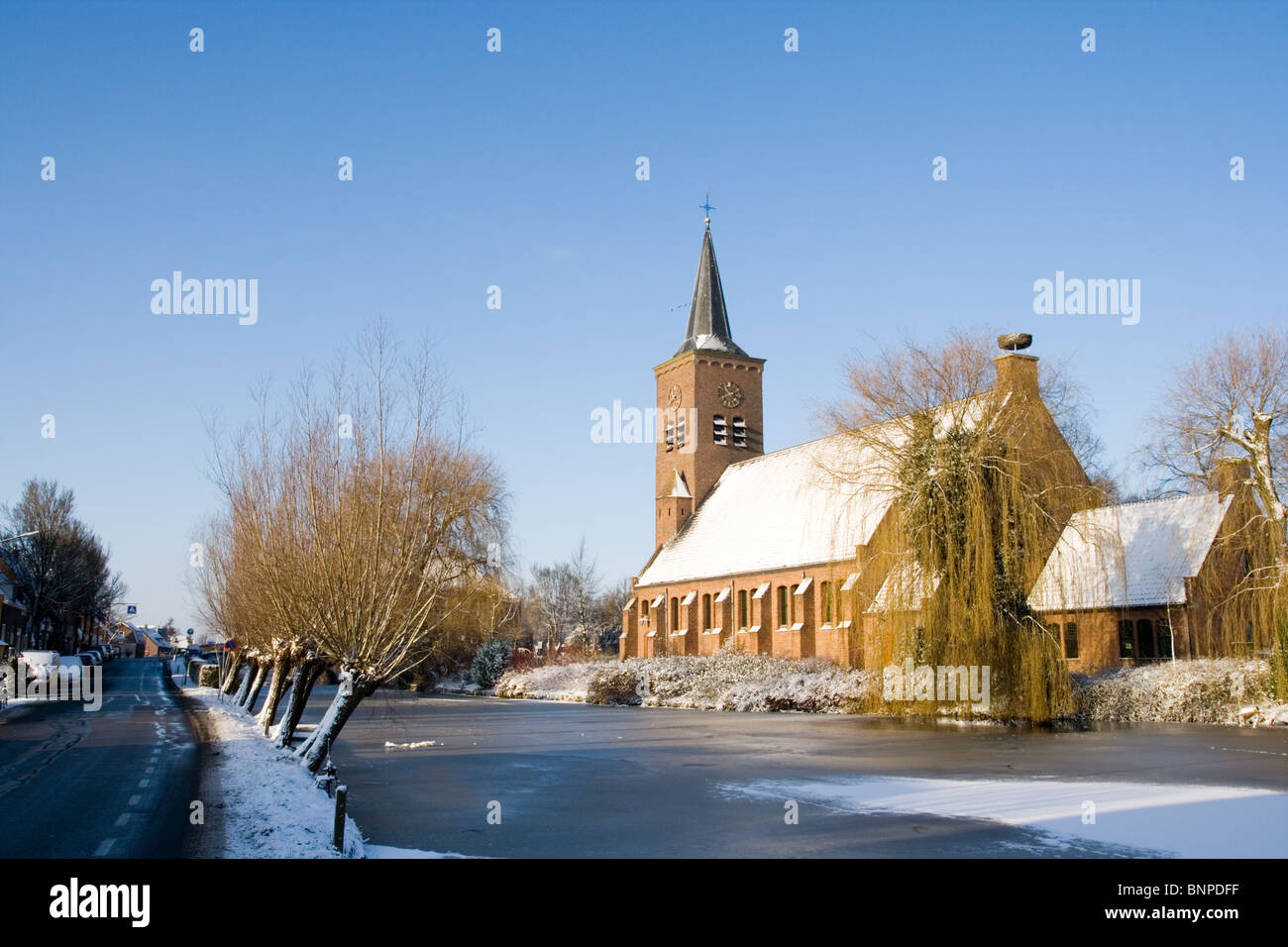 Kirche und einem kleinen Fluss in einer holländischen Stadt im winter Stockfoto